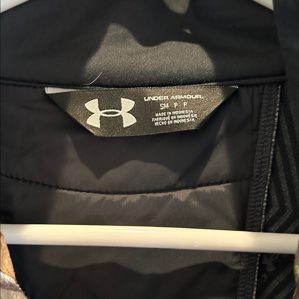 Under Armour Black and Camo Jacket with hotpink Logo - Picture 2 of 3